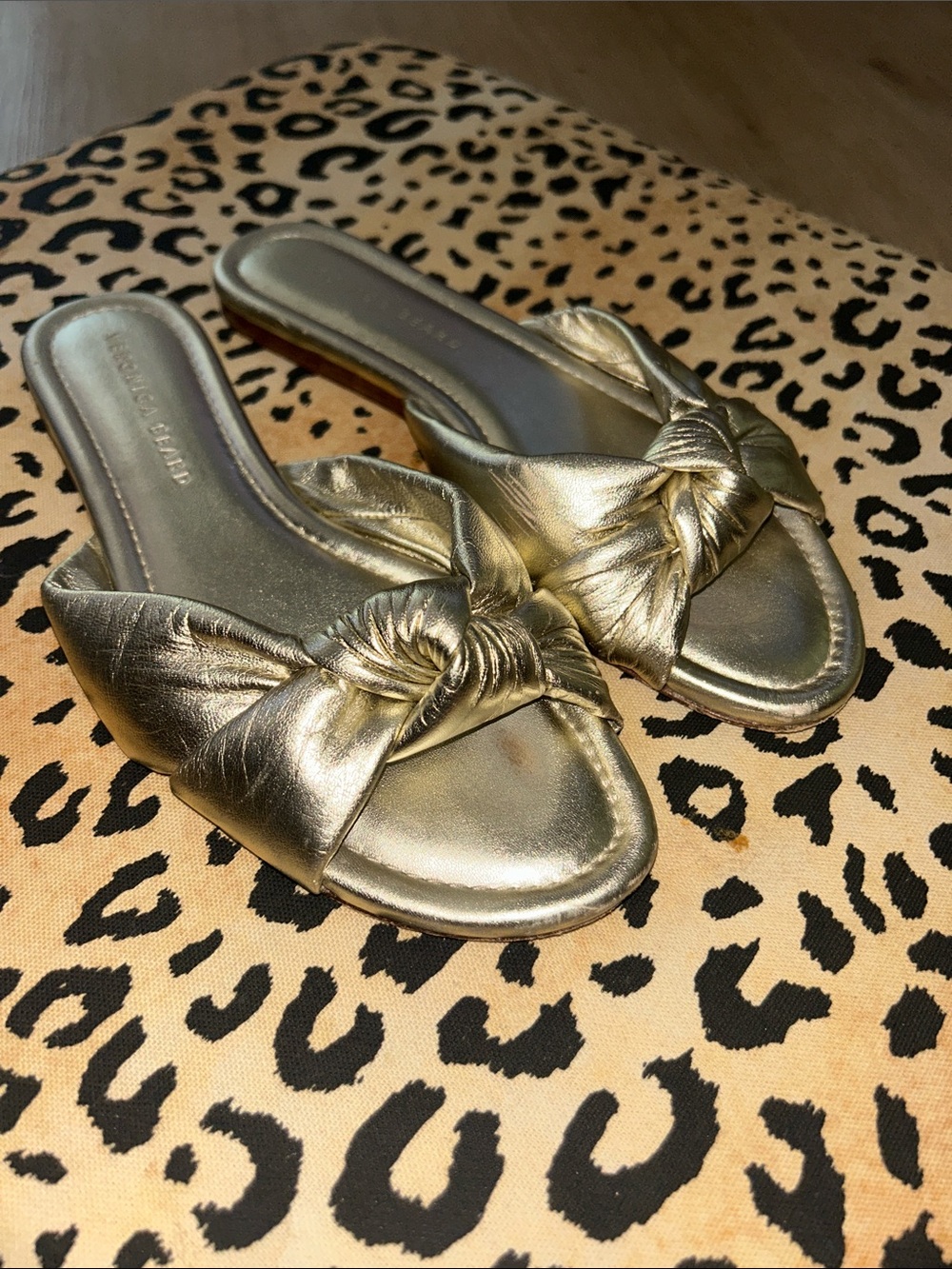 🤍Veronica Beard Salton sandals gold 7